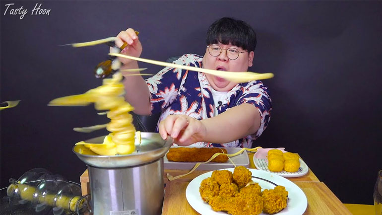 Ένας άντρας δέχεται επίθεση από ένα fondue