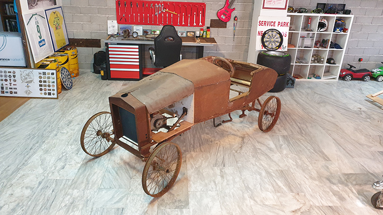 Για όσους δεν το γνωρίζουν το πρώτο ελληνικό αυτοκίνητο κατασκευάστηκε το 1908 από τον Νίκο Θεολόγο...