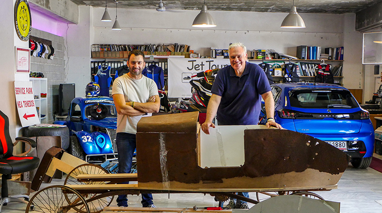 Το ρεπορτάζ του zougla.gr για το πρώτο ελληνικό αυτοκίνητο βραβεύτηκε από τον Πανελλήνιο Σύνδεσμο Αθλητικού Τύπου (στη φωτό ο Νίκος Θεολόγος με τον Βασίλη Σαρημπαλίδη)