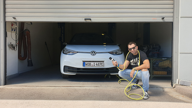 Το VW ID.3 είναι το νέο μοντέλο της μάρκας που κινείται αποκλειστικά και μόνο με ρεύμα. Στην περίπτωση της Αστυπάλαιας ένα τέτοιο αυτοκίνητο θα καταναλώνει ενέργεια που θα παράγεται από ανανεώσιμες πηγές ενέργειας