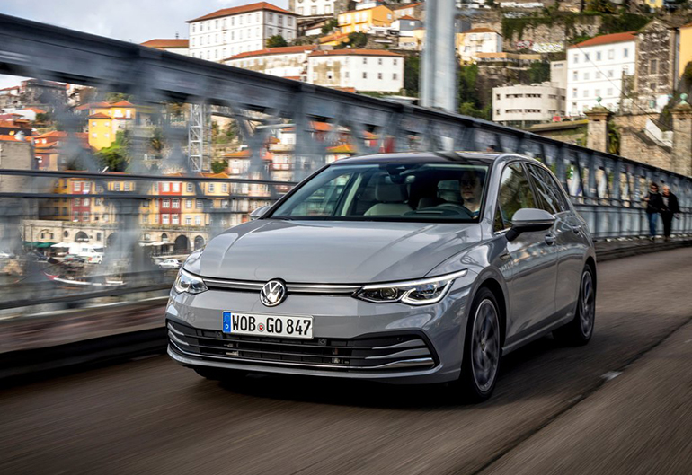 Συνεχίζει τη δυναμική της πορεία στην ελληνική αγορά η VW (στη φωτό το VW Golf)