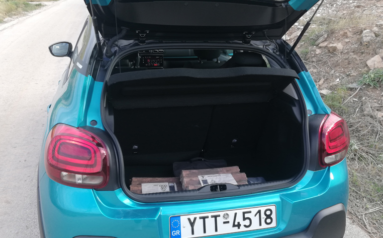 Στο πορτμπαγκάζ χωράνε άνετα 4 βαλίτσες
