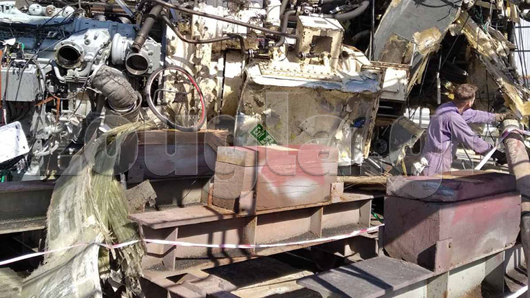 Σωρός από συντρίμμια το «Καλλιστώ» έπειτα από το ναυτικό ατύχημα έξω από το λιμάνι του Πειραιά