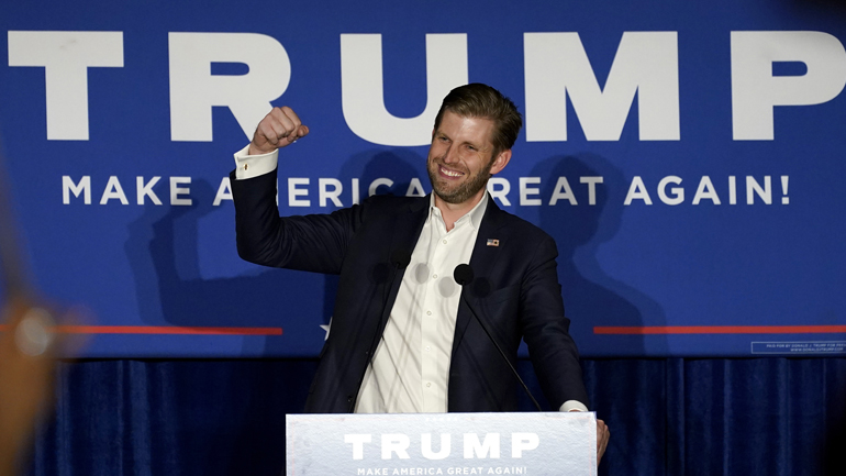 Ο Έρικ Τραμπ πανηγυρίζει τη «νίκη» του πατέρα του στη Φλόριντα