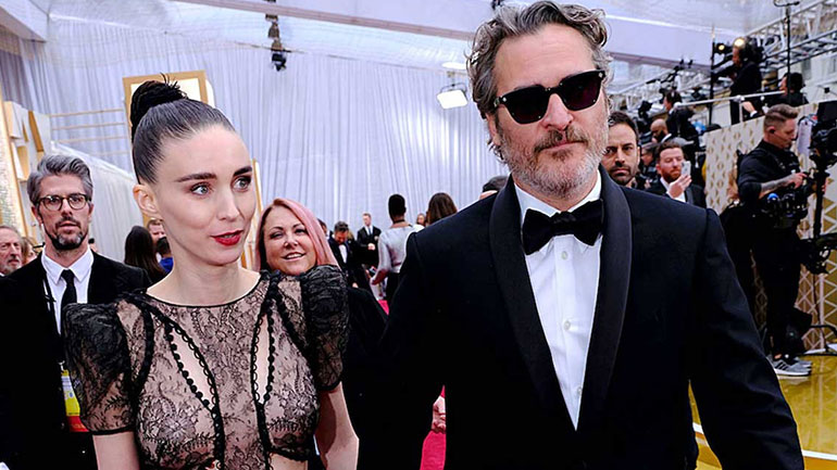H Rooney Mara και ο Joaquin Phoenix αναφέρονται πρώτη φορά στον νεογέννητο γιο τους