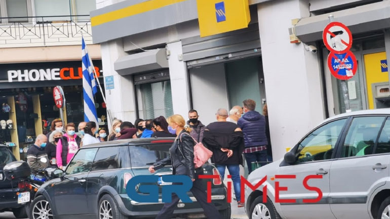 Ουρές έξω από τράπεζες στη Θεσσαλονίκη