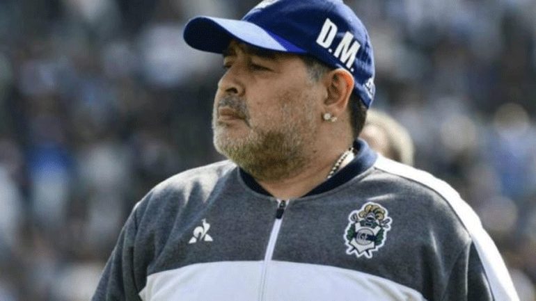 Αναρρώνει ο Μαραντόνα μετά την επέμβαση στον εγκέφαλο, κύμα συμπαράστασης από θαυμαστές του