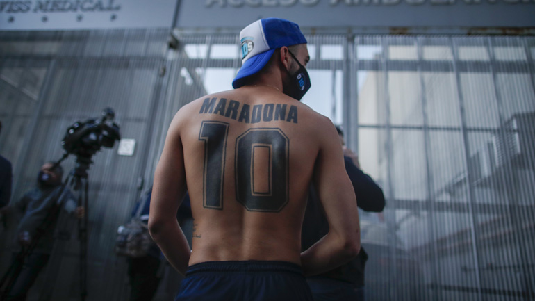 Οπαδοί του Μαραντόνα αποθέωσαν τους γιατρούς του Ντιέγκο!