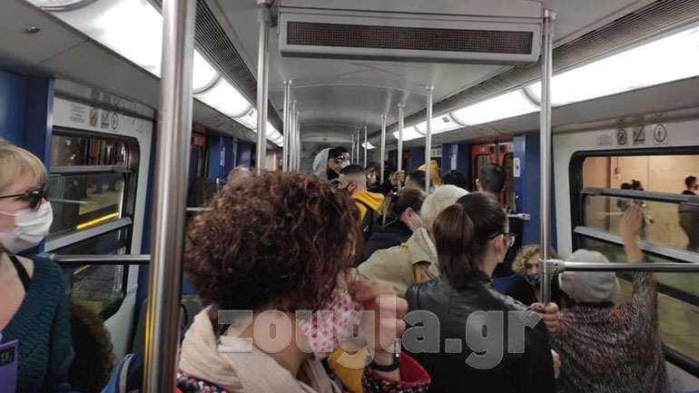 Συνωστισμός στο τρένο στη στάση Θησείο