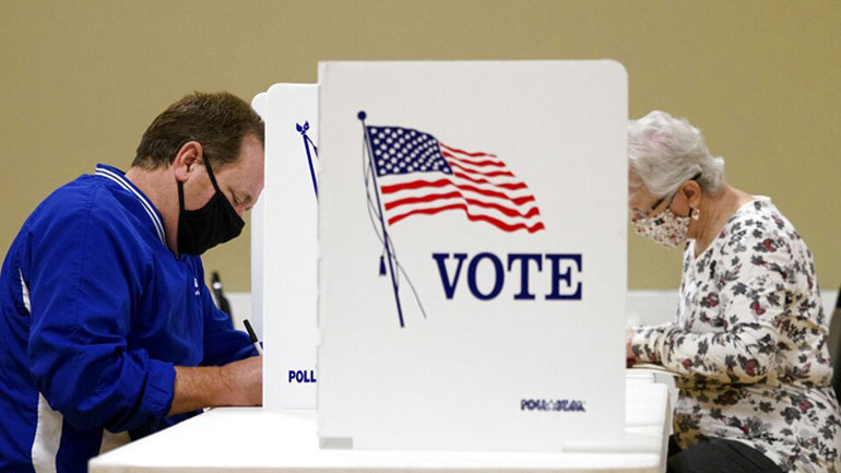 Συνεχίζεται η μάχη στήθος με στήθος σε κρίσιμες πολιτείες