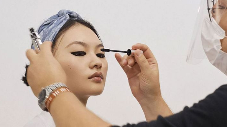 Peter Phillips: Tips για μακιγιάζ με μάσκα από τον make up artist της Dior