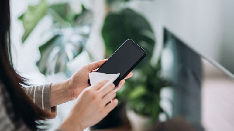 Πώς απολυμαίνουμε σωστά το κινητό μας εν μέσω κορωνοϊού