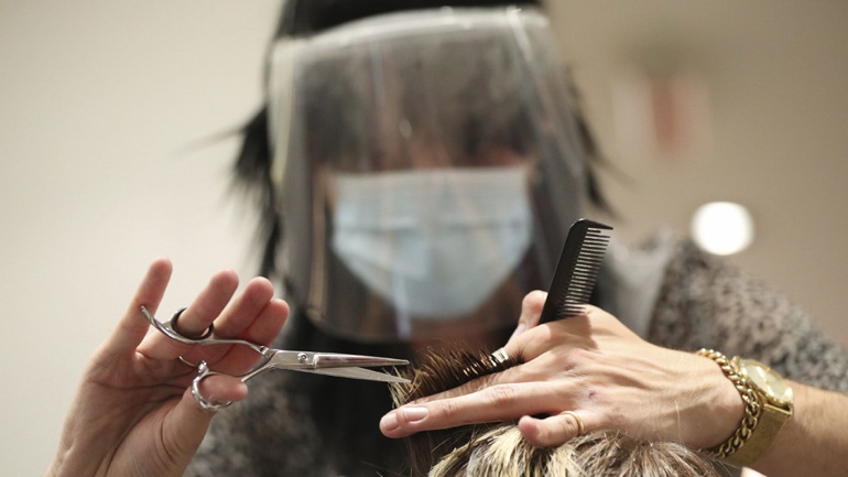 Παράταση δύο ημερών για τα κομμωτήρια – Ανοιχτά το Σαββατοκύριακο