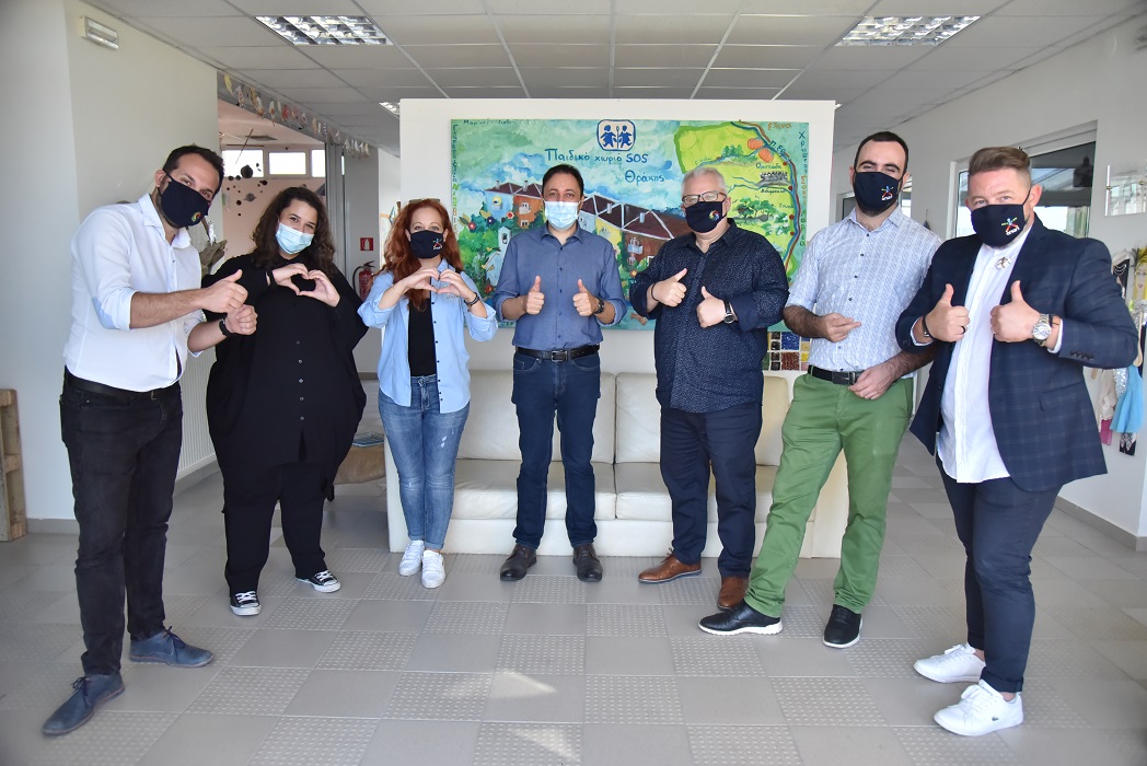 Συνεργάτες καταστημάτων ΟΠΑΠ και PLAY με εκπροσώπους των Παιδικών Χωριών SOS