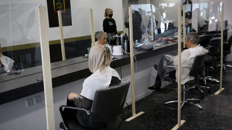 Γεμάτα τα κομμωτήρια λίγο πριν την καραντίνα των τριών εβδομάδων
