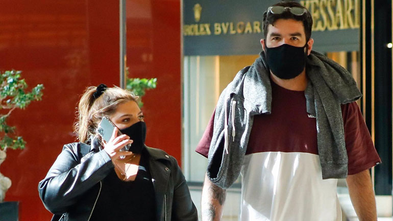 Δανάη Μπάρκα: Για ψώνια με τον αγαπημένο της και total black look