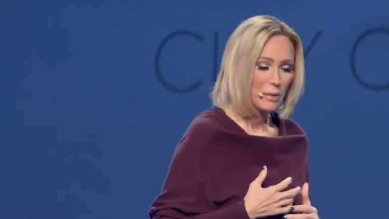 Η υστερική έκκληση στο Θεό της πνευματικής συμβούλου του Τραμπ