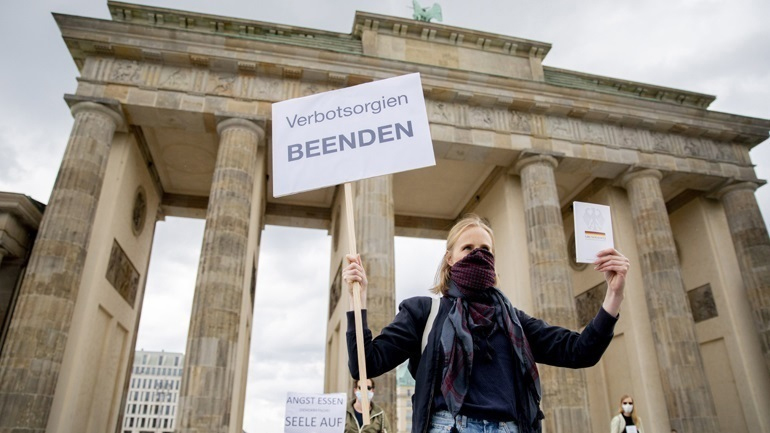 Γερμανία-«Πράσινοι»: Να θεωρούνται πολιτικοί εγκληματίες οι αρνητές του κορωνοϊού