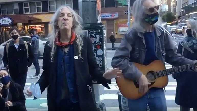 Η αυτοσχέδια παράσταση της Patti Smith για τους ψηφοφόρους της Νέας Υόρκης