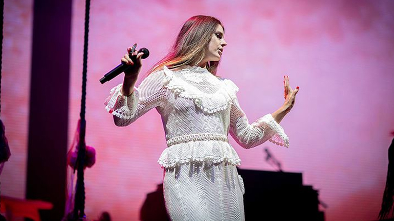 Η Lana Del Rey διασκεύασε τον ύμνο της Liverpool