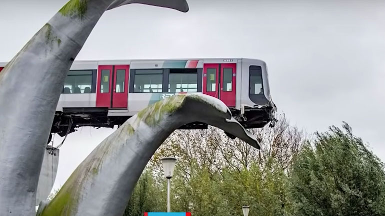 Συρμός του μετρό «σώθηκε» από το γλυπτό μιας φάλαινας