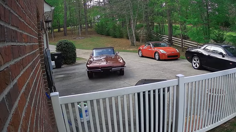 Τράκαρε τη συλλεκτική Corvette μέσα στη αυλή του!