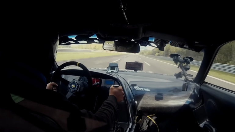 Τράκαρε με ταχύτητα 220 χλμ./ώρα