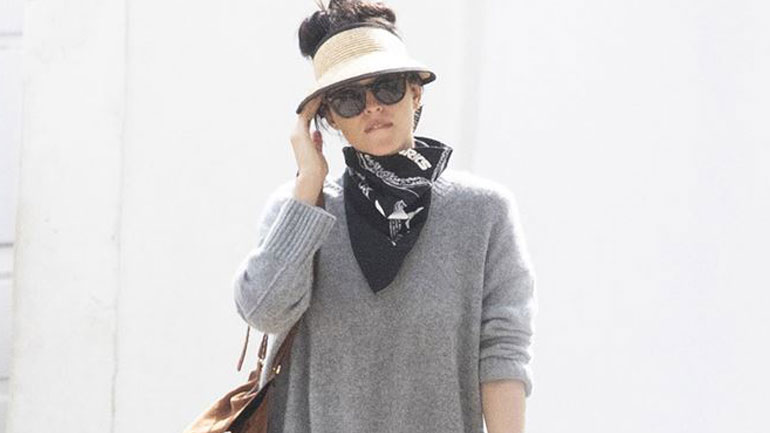 Dakota Johnson: Βόλτα στις Σπέτσες με casual look