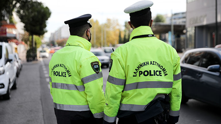 Εκατοντάδες παραβάσεις σχετικά με τη μετακίνηση και χιλιάδες για μη χρήση μάσκας σε όλη τη χώρα