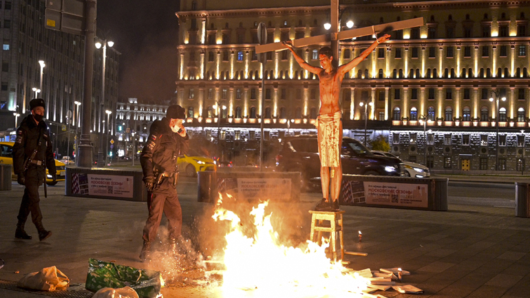 Συνελήφθη στη Μόσχα ακτιβιστής που οργάνωσε παράσταση διαμαρτυρίας ντυμένος Ιησούς Χριστός