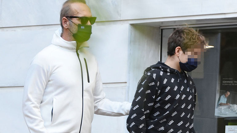 Πέτρος Κωστόπουλος: Βόλτα στο Κολωνάκι με τον γιο του Μάξιμο και casual look