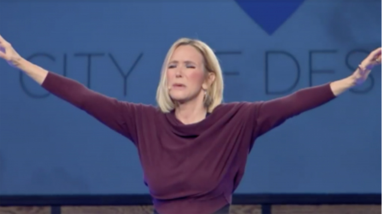 Η αγύρτισσα πάστορας έπιασε κορόιδο τον Τραμπ ή αυτός δουλεύει τον κόσμο