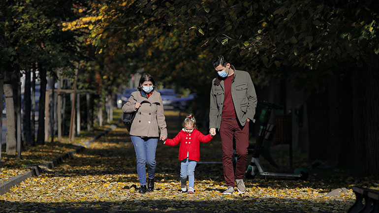Η Ρουμανία επιβάλλει νυχτερινή απαγόρευση της κυκλοφορίας – Κλείνουν τα σχολεία από τη Δευτέρα