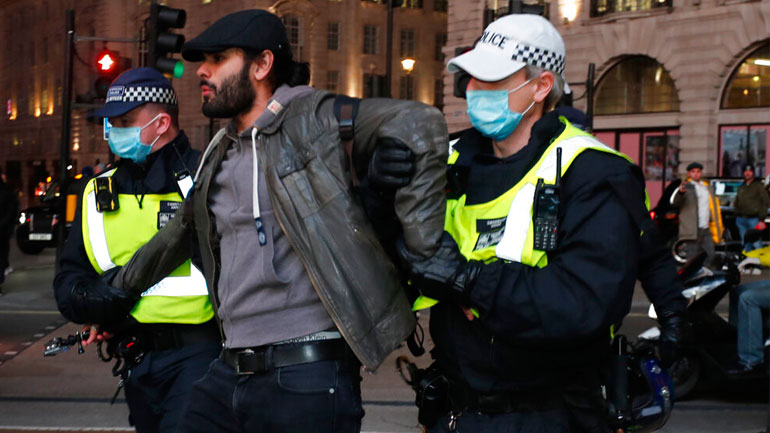 Συλλήψεις στο Λονδίνο λόγω παραβάσεων των μέτρων κατά του Covid-19