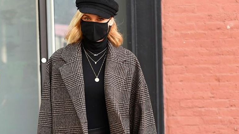 Η Diane Kruger παραδίδει μαθήματα στυλ με μαύρο δερμάτινο παντελόνι και tartan παλτό