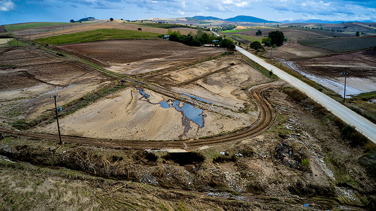 Συνδρομή του στρατού ξηράς στην πληγήσες από τον κυκλώνα «Ιανό» περιοχές