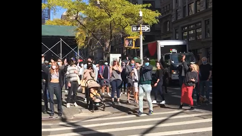 Πανηγυρισμοί στο Μπρούκλιν για τη νίκη του Τζο Μπάιντεν
