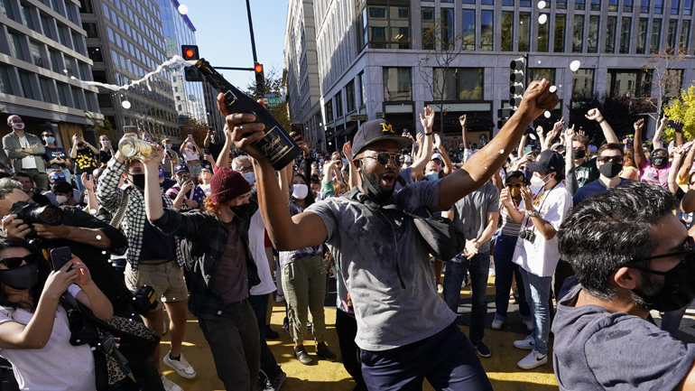 Δείτε LIVE: Χιλιάδες Αμερικανοί στους δρόμους γιορτάζουν τη νίκη του Μπάιντεν – Δεν έλειψαν και συμπλοκές