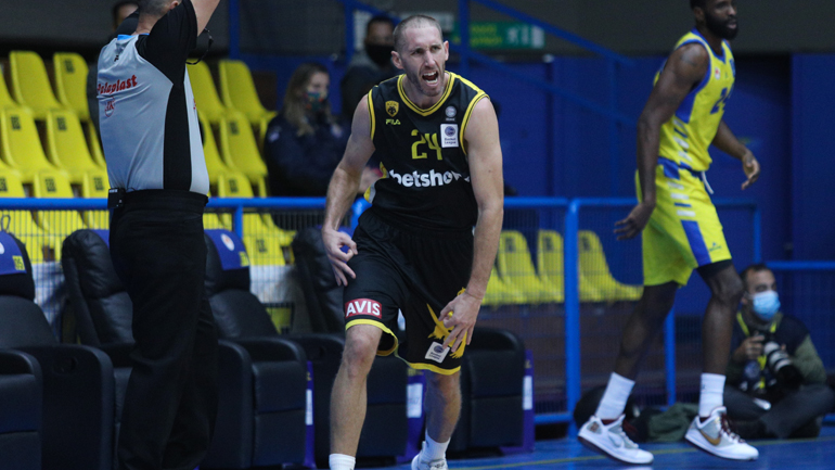 Basket League: Παρέμεινε αήττητη η ΑΕΚ, 66-62 το Περιστέρι