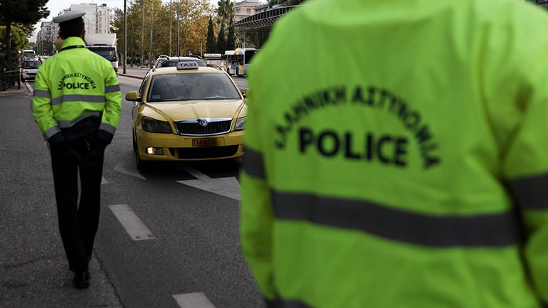 Δύο συλλήψεις και εκατοντάδες παραβάσεις την πρώτη ημέρα των νέων περιοριστικών μέτρων