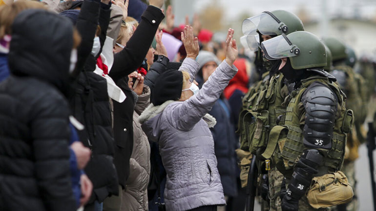 Συλλήψεις και ανθρωποκυνηγητό με την αστυνομία λίγο πριν τις αντικυβερνητικές διαδηλώσεις στη Λευκορωσία