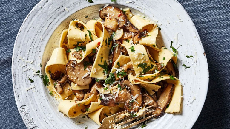 Tαλιατέλες με μανιτάρια και ελιές για ατελείωτη απόλαυση