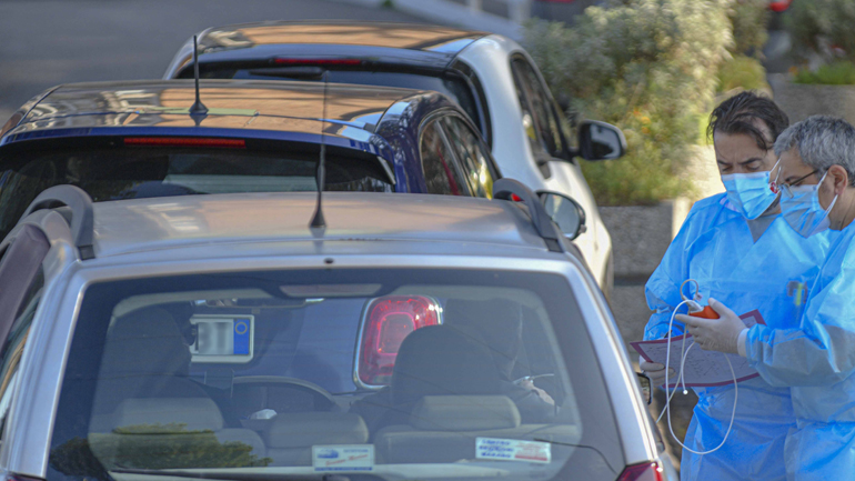 Ιταλία: Στα αυτοκίνητα περιμένουν οι ασθενείς μέχρι να ελευθερωθούν κλίνες