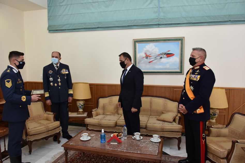Ο υπουργός Εθνικής Άμυνας Ν. Παναγιωτόπουλος με την ηγεσία της Πολεμικής Αεροπορίας
