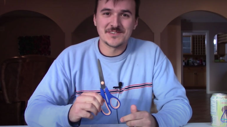 Ανοίγοντας μια συσκευασία ψαλιδιού χωρίς ψαλίδι