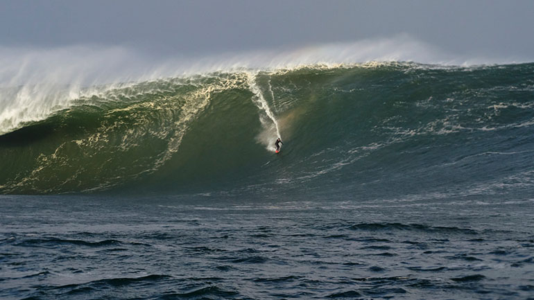Σέρφερ αντιμέτωπος με κύματα ύψους 18 μέτρων