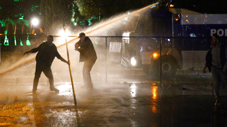 Γεωργία: Διαδηλωτές κατήγγειλαν νοθεία στις εκλογές- Με κανόνια νερού απάντησε η αστυνομία