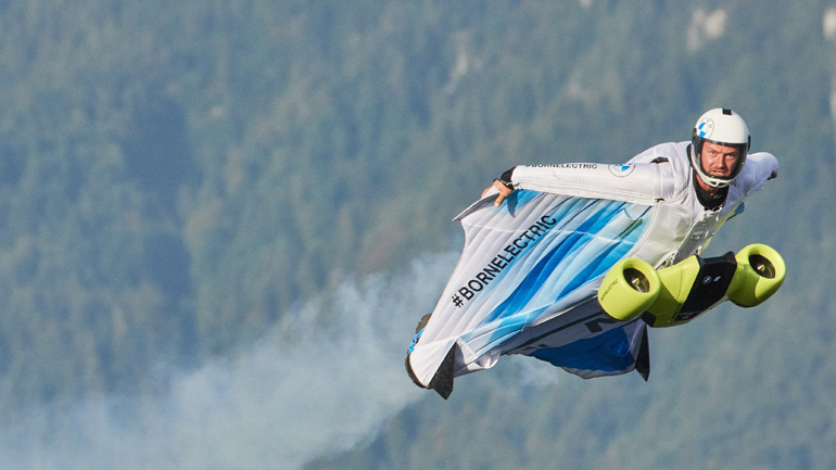 Η BMW πέταξε με το ηλεκτρικό wingsuit Η BMW πέταξε με το ηλεκτρικό wingsuit