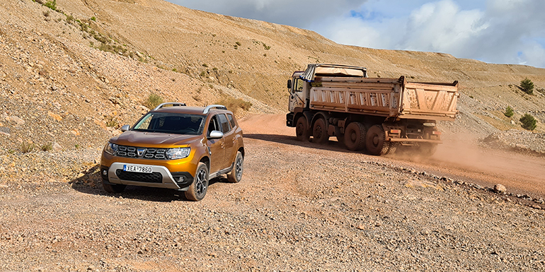 Θα κάνουμε λίγς εβδομάδες να δούμε... χώμα! (στη φωτό το Dacia Duster)