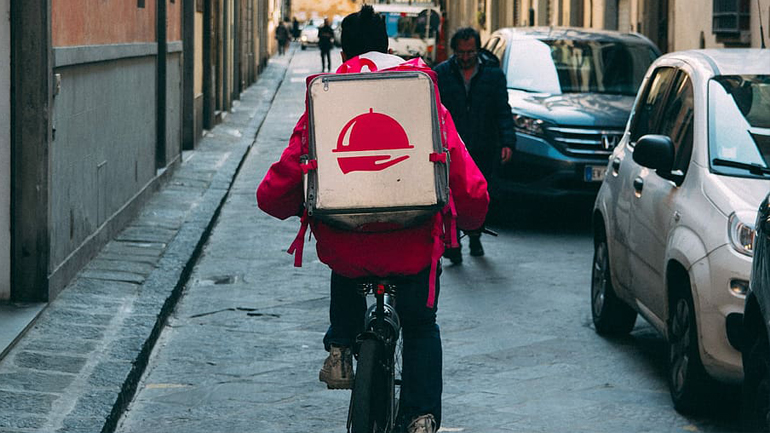 Διανομέας μεταφέρει εν καιρώ lockdown δωρεάν φάρμακα και φαγητό στην Καβάλα